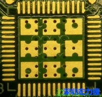 這也是不好的通孔設(shè)計，但部份通孔已經(jīng)用綠漆(mask)蓋上，但仍有部份通孔未塞孔。 