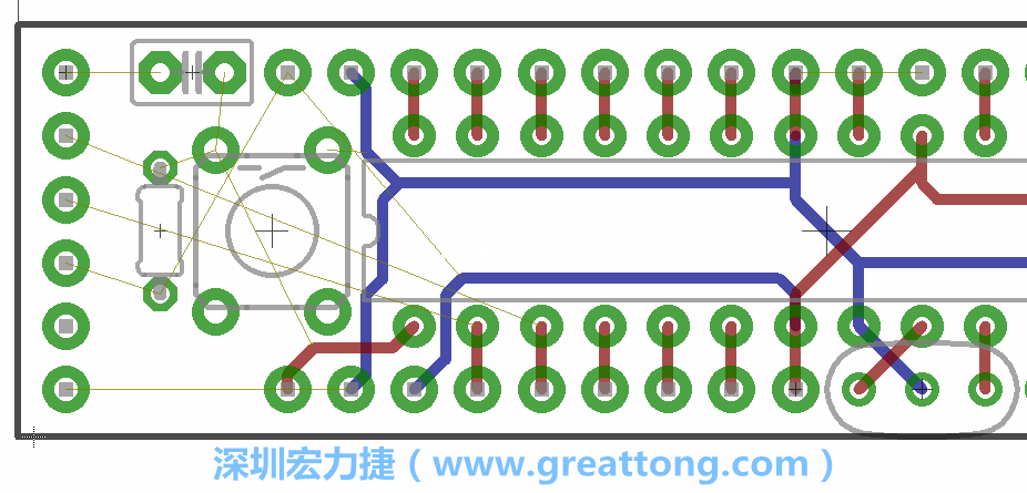 到目前為止，你應(yīng)該只剩下四個(gè)部分還未進(jìn)行布線，10K重置上拉電阻器、重置電容和1×6的序列排針。